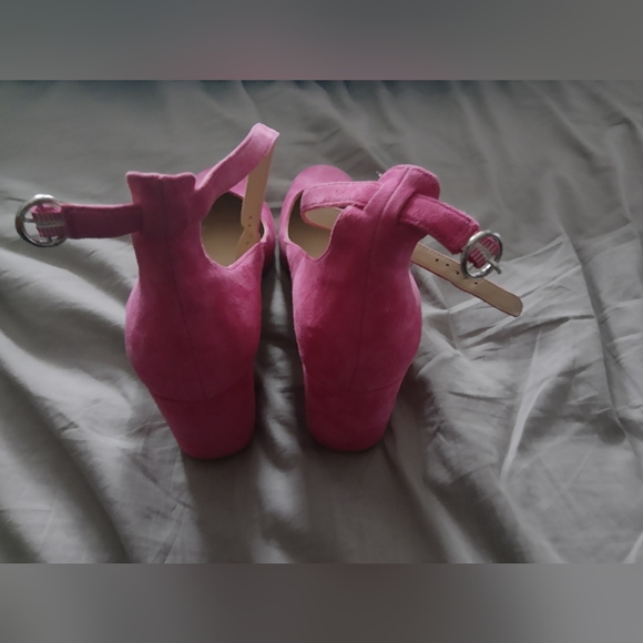 Pink suede pumps - Picture 3 of 4